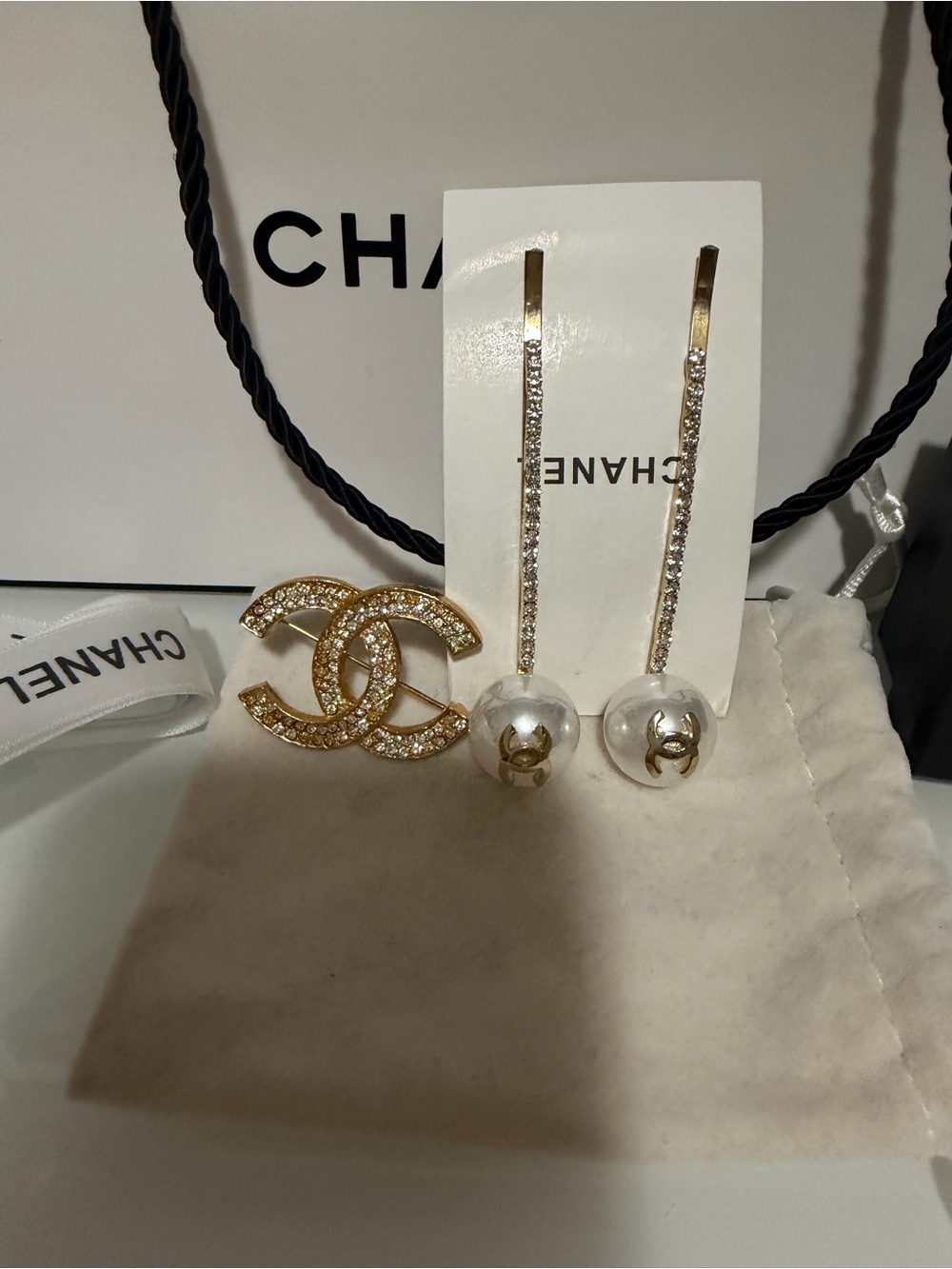 Authentic CHANEL CC gold plated Brooch with free Faux Pearl Hair Pins and COA💛 - Picture 3 of 12